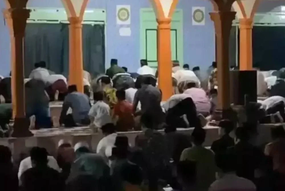 Masjid sentiasa penuh dengan jemaah. Foto Agensi