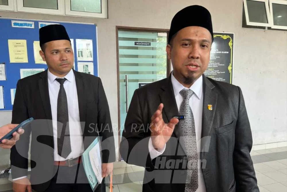 Muhammad Syarafi hadir bersama seorang lagi peguam syarie, Mohd Faqqhurudin Mohd Nasir.