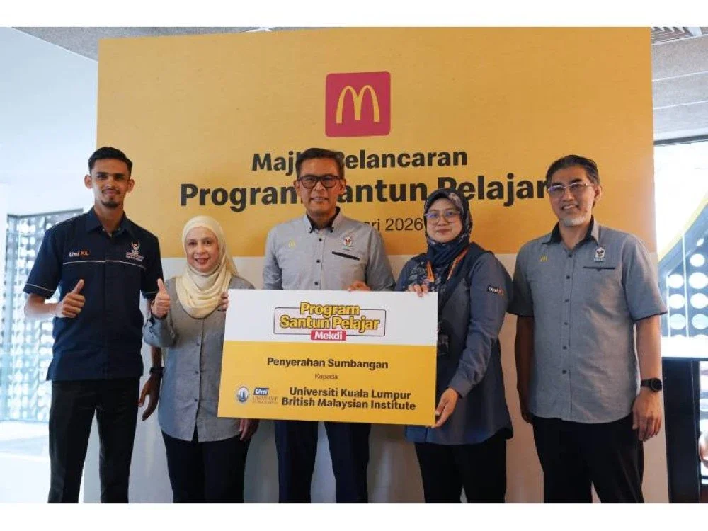 Azmir (tengah)bergambar bersama wakil-wakil IPT dan barisan pengurusan McDonald’s Malaysia pada pelancaran Program Santun Pelajar yang diadakan baru-baru ini