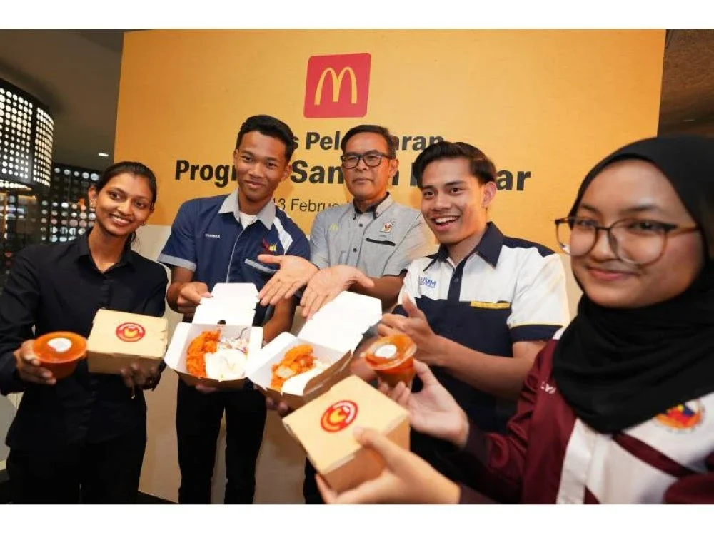 Azmir ( tiga dari kanan) bersama wakil pelajar IPT menunjukkan menu Nasi Mekdi pada pelancaran Program Santun Pelajar yang diadakan baru-baru ini