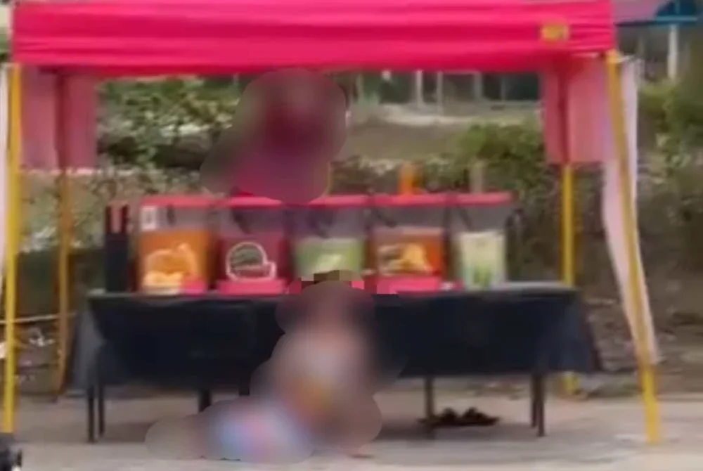 Tangkap layar video aksi lelaki berkenaan yang tular di media sosial. 