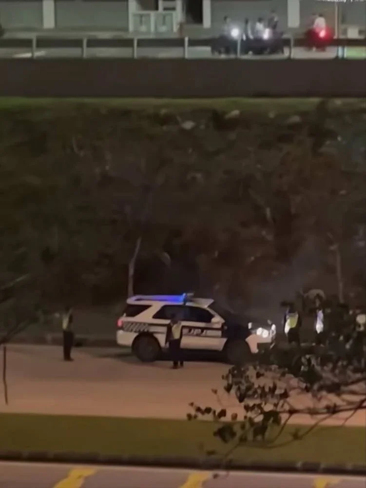 Tangkap layar rakaman video tular berkaitan insiden baling mercun ke atas anggota JPJ di Rawang, Selangor baru-baru ini.