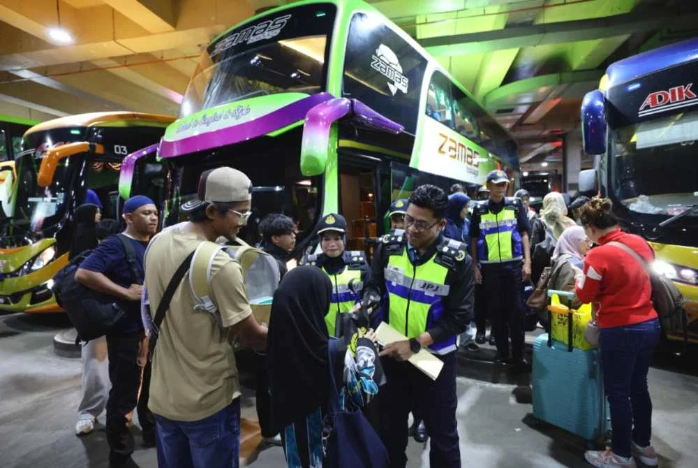 Zamri menyampaikan cenderahati kepada penumpang yang ingin menaiki bas di Terminal Bas Majlis Bandaraya Kuala Terengganu pada Ahad.