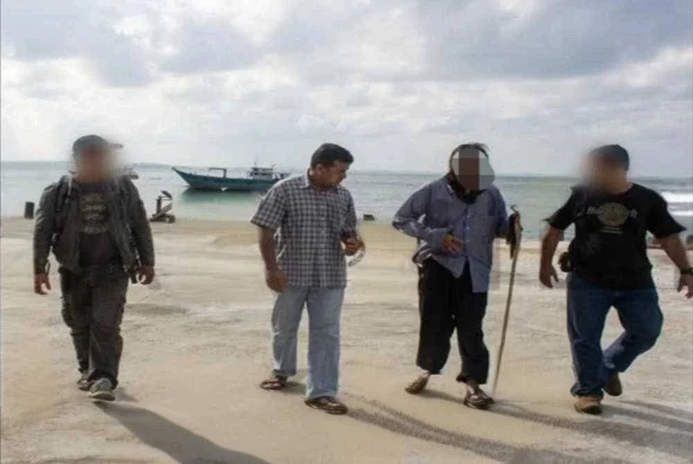 Ayob Khan (dua dari kiri) diiringi dua anggotanya bertemu peraih ikan berkenaan (dua dari kanan) di Jeti Sandakan, Sabah selepas berjaya diselamatkan. FOTO: Ayob Khan Mydin Pitchay