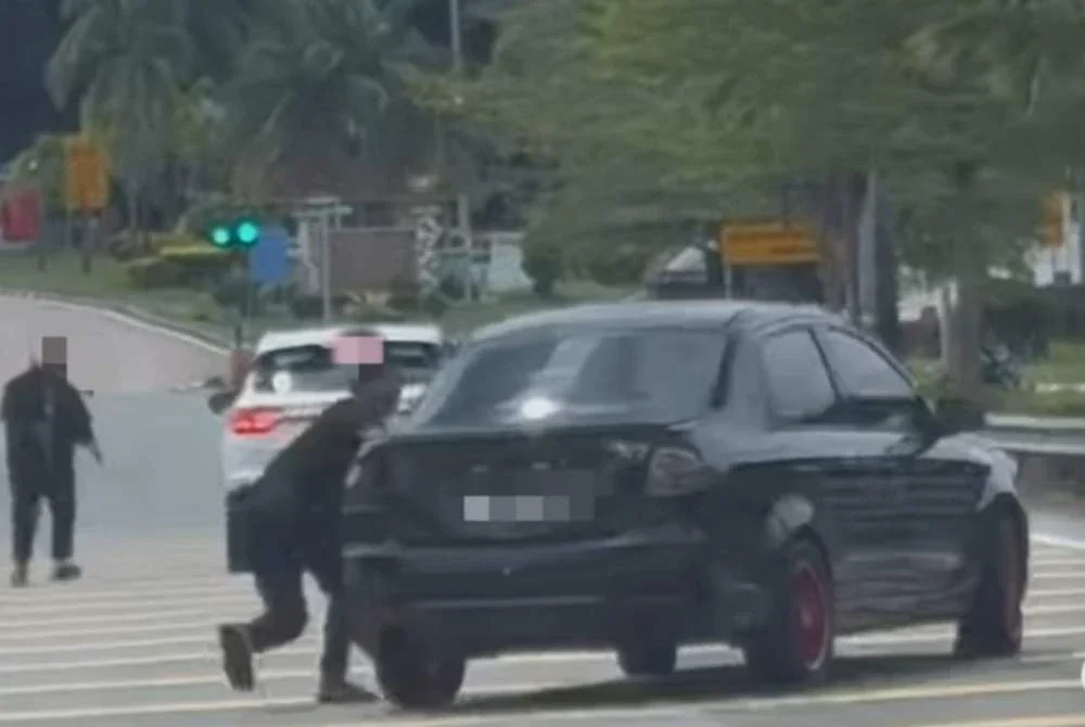 Pemandu kereta bertindak memandu secara melulu sebelum melarikan diri di Kompleks Sultan Abu Bakar. Foto tular