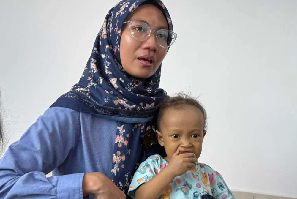 Aisy Nur Dareesa disamping ibunya Anisah.