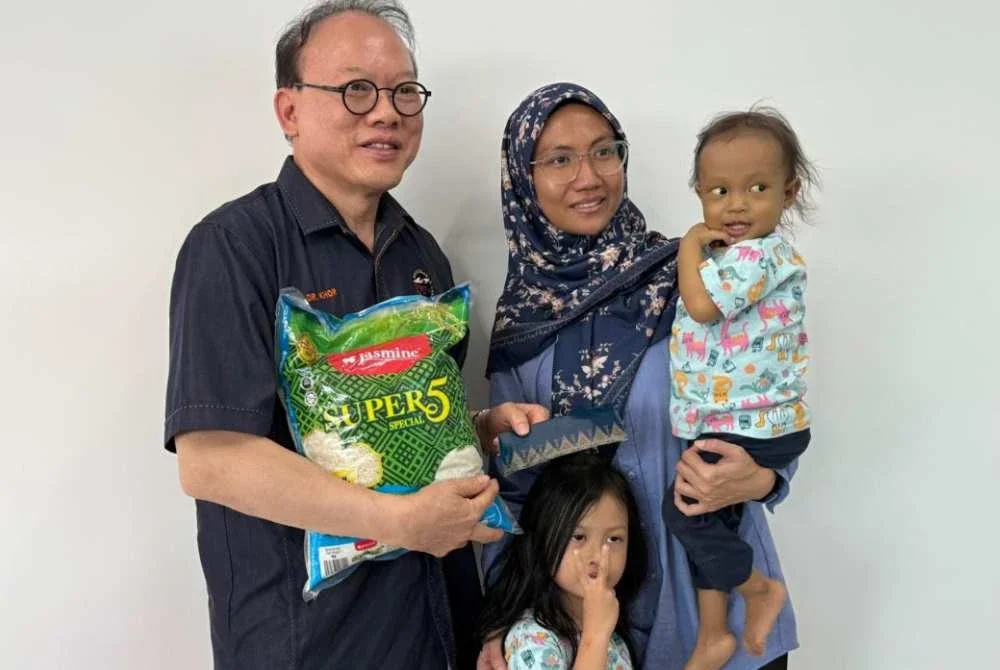 Anisah sekeluarga menerima kunjungan PSBM diwakili Ying Kim.