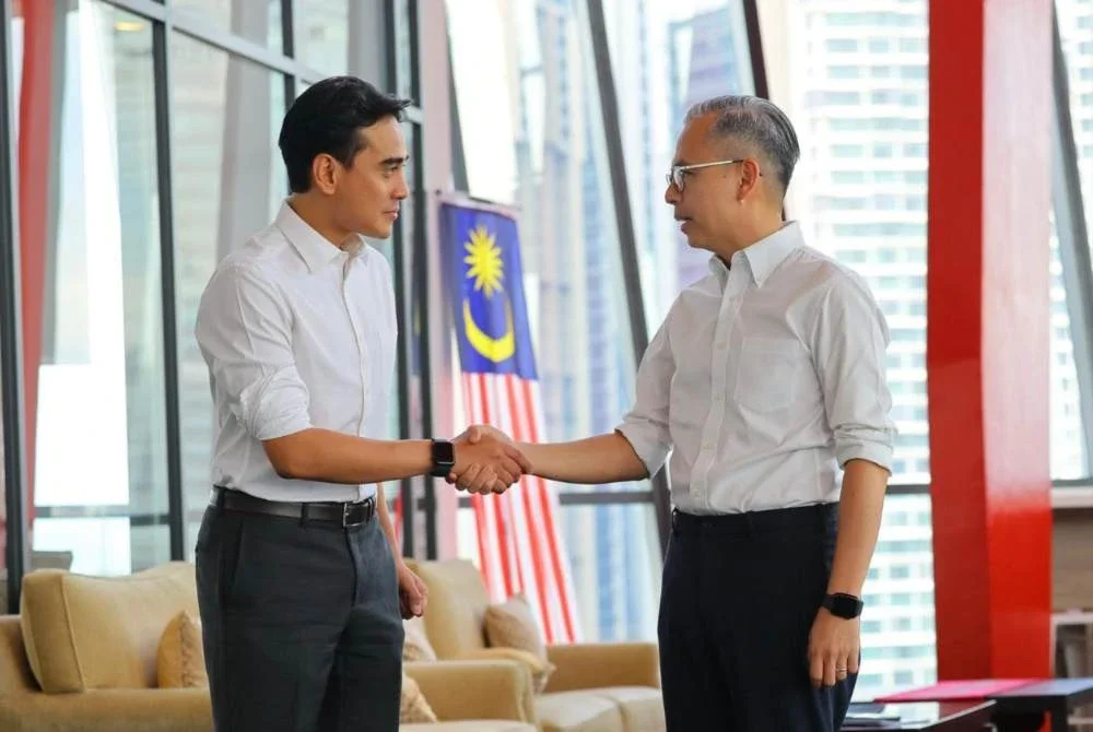 Fahmi (kanan) mengucapkan tahniah kepada Ashwad atas pelantikan sebagai Ketua Pengarah Penyiaran baharu. Foto: Facebook Fahmi Fadzil