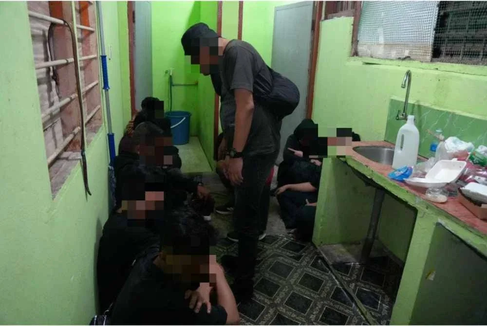 Antara individu yang ditahan Jabatan Imigresen Malaysia di Banting di sini pada Ahad.