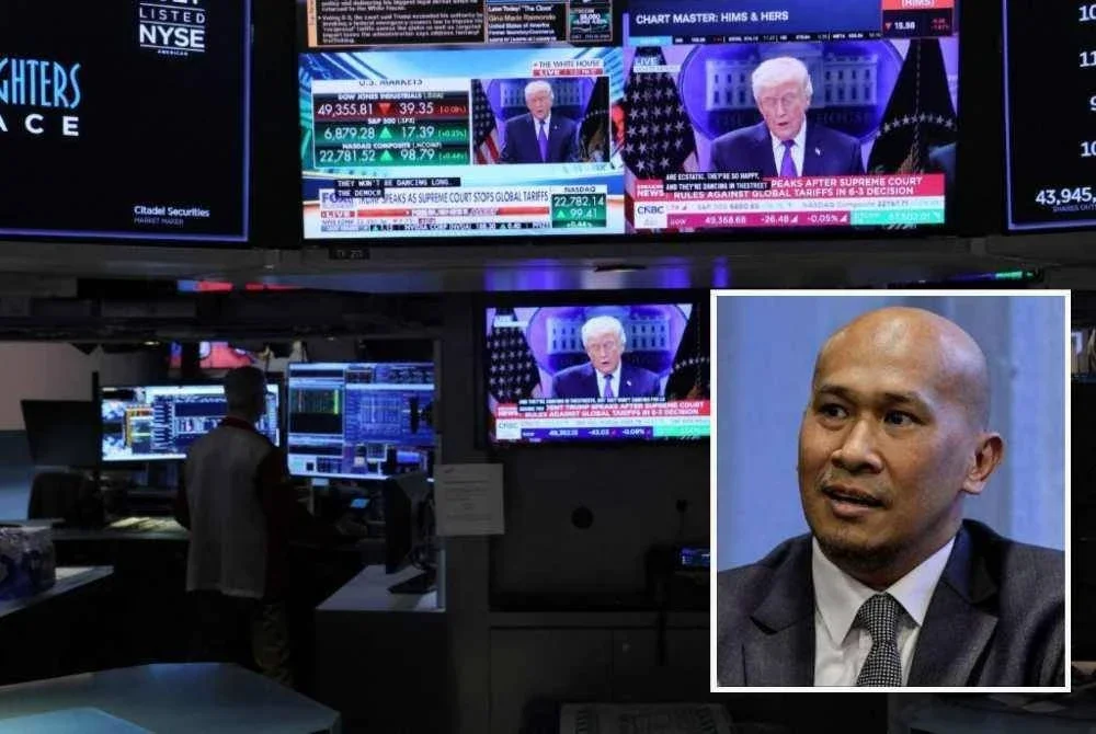 Sidang akhbar Presiden Amerika Syarikat, Donald Trump mengenai tarif dipaparkan di televisyen ketika pedagang berdagang di Bursa Saham New York, susulan keputusan Mahkamah Agung menolak tarif yang diperkenalkannya. gambar kecil: Mohd Afzanizam