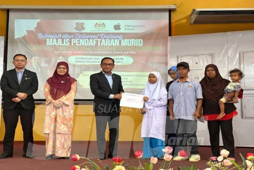 Muhamad Rasani (tiga dari kiri) menyampaikan biasiswa kepada Elfira Nur Zulhaiza (tiga dari kanan).
Foto: ADILA SHARINNI WAHID