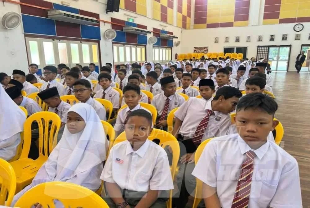 Elfira Nur (kiri), Muhammad Putra Faizul (tengah) dan Nur Muhammad Al Khawarizmi (kanan) yang hadir mendaftar ke Sekolah Menengah Sains Tengku Muhammad Faris Petra.Foto: ADILA SHARINNI WAHID