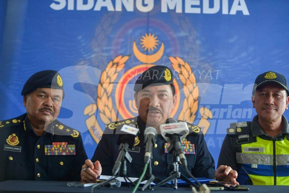 Muhammad Kifli (tengah) ketika sidang akhbar di Stesen Penguat kuasa Semenyih pada Isnin.