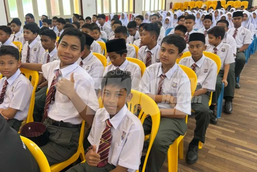 Pelajar lain yang turut mendaftar ke Sekolah Menengah Sains Tengku Muhammad Faris Petra. Gambar kecil: Siti Norina. Foto: ADILA SHARINNI WAHID