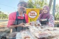 Benazir Nisa (kanan) bersama bapanya, Fakir semasa di bazar Bazar Ramadan Medan Selera Teratai, Jalan Pegawai di Alor Setar.