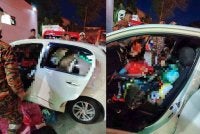 Mangsa ditemui meninggal dunia di tempat duduk pemandu dalam sebuah kereta yang dipenuhi pelbagai barangan di sebuah stesen minyak di Paya Terubong pada malam Ahad. Foto Bomba