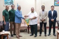 Hamzah (tiga dari kanan) menerima kunjungan Imigresen FC yang diketuai Syed Mahadi (tiga dari kiri) di Kangar pada Ahad.