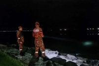 Anggota bomba membuat pemantauan di tepi laut SICC susulan gempa bumi kuat dilaporkan berlaku di perairan Kota Kinabalu.