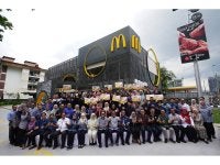 Azmir bergambar bersama wakil-wakil IPT dan pelajar pada pelancaran Program Santun Pelajar yang diadakan baru-baru ini.