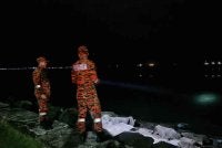 Anggota bomba membuat pemantauan di tepi laut SICC susulan gempa bumi kuat dilaporkan berlaku di perairan Kota Kinabalu.