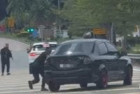 Pemandu kereta bertindak memandu secara melulu sebelum melarikan diri di Kompleks Sultan Abu Bakar. Foto tular
