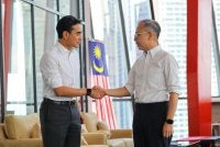 Fahmi (kanan) mengucapkan tahniah kepada Ashwad atas pelantikan sebagai Ketua Pengarah Penyiaran baharu. Foto: Facebook Fahmi Fadzil