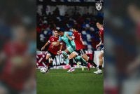 Bergson cuba melepasi kawalan pemain Sabah FC dalam pertembungan Liga Super di Likas. 