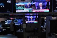 Sidang media Presiden Amerika Syarikat, Donald Trump mengenai tarif dipaparkan di televisyen ketika pedagang berdagang di Bursa Saham New York, susulan keputusan Mahkamah Agung menolak tarif yang diperkenalkannya. Foto AFP