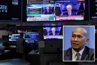 Sidang akhbar Presiden Amerika Syarikat, Donald Trump mengenai tarif dipaparkan di televisyen ketika pedagang berdagang di Bursa Saham New York, susulan keputusan Mahkamah Agung menolak tarif yang diperkenalkannya. gambar kecil: Mohd Afzanizam