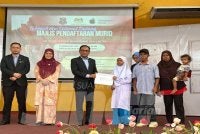 Muhamad Rasani (tiga dari kiri) menyampaikan biasiswa kepada Elfira Nur Zulhaiza (tiga dari kanan).
Foto: SINAR HARIAN/ADILA SHARINNI WAHID