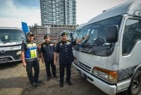 Muhammad Kifli (kanan) menunjukkan lori yang disita menerusi Op Pewa di sekitar Balakong pada Isnin.