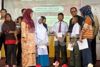 Siti Norina (dua dari kiri) yang mengiringi tiga pelajar Orang Asli mendaftar SBP di Kota Bharu. Foto: ADILA SHARINNI WAHID