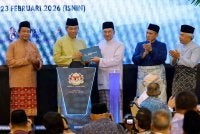 Anwar (tengah) melancarkan Pelan Strategik Kementerian Luar Negeri 2026-2030 ketika Majlis Berbuka Puasa Bersama Perdana Menteri di Wisma Putra, Putrajaya hari ini. Foto Bernama