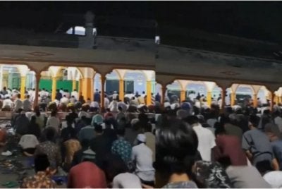Suasana orang ramai menunaikan solat Tarawih kilat. Foto Agensi