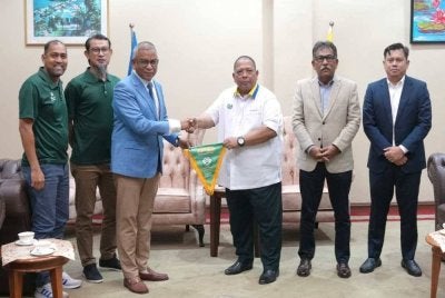 Hamzah (tiga dari kanan) menerima kunjungan Imigresen FC yang diketuai Syed Mahadi (tiga dari kiri) di Kangar pada Ahad.