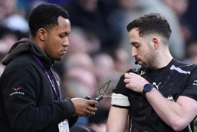 Terdapat kelewatan selama enam minit dalam derbi London Utara apabila sistem komunikasi penolong pengadil, Blake Antrobus mengalami kerosakan. Foto Agensi