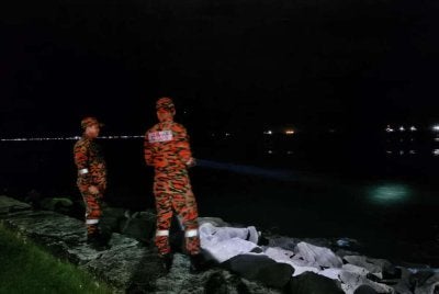 Anggota bomba membuat pemantauan di tepi laut SICC susulan gempa bumi kuat dilaporkan berlaku di perairan Kota Kinabalu.