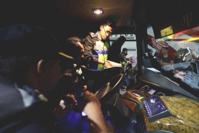 Zamri memeriksa sebuah bas ekspres di Terminal Bas Majlis Bandaraya Kuala Terengganu pada Ahad.