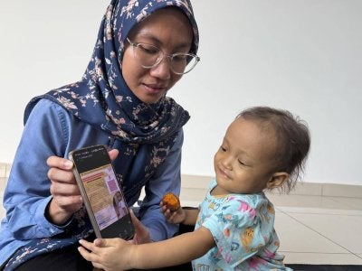 Aisy Nur Dareesa disamping ibunya Anisah.