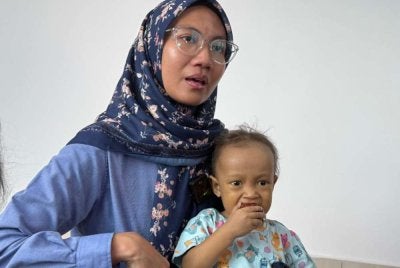 Aisy Nur Dareesa disamping ibunya Anisah.