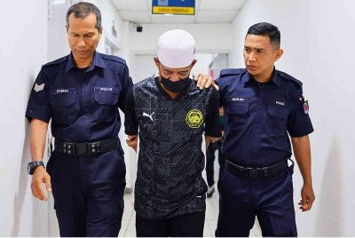 Mohammed Rashid (tengah) dijatuhi hukuman penjara lapan tahun dan dua sebatan oleh Mahkamah Sesyen Kuala Terengganu hari ini selepas didapati bersalah atas pertuduhan melakukan amang seksual terhadap dua kanak-kanak perempuan berusia tujuh tahun pada 2023. Foto Bernama 