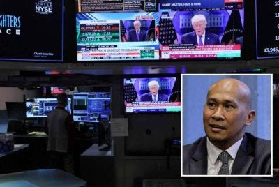 Sidang akhbar Presiden Amerika Syarikat, Donald Trump mengenai tarif dipaparkan di televisyen ketika pedagang berdagang di Bursa Saham New York, susulan keputusan Mahkamah Agung menolak tarif yang diperkenalkannya. gambar kecil: Mohd Afzanizam