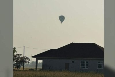 Sebuah belon udara panas berlepas dari Stadium Mini Pendang sekitar jam 6.30 pagi sebelum terpaksa mendarat kira-kira jam 8.30 pagi di kawasan sawah padi di Kampung Pisang, Kota Sarang Semut pada Isnin.