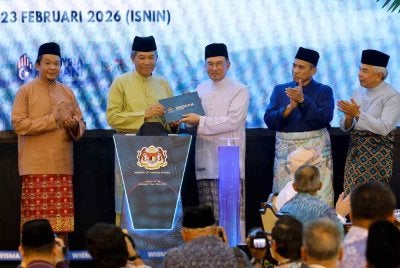 Anwar (tengah) melancarkan Pelan Strategik Kementerian Luar Negeri 2026-2030 ketika Majlis Berbuka Puasa Bersama Perdana Menteri di Wisma Putra, Putrajaya hari ini. Foto Bernama