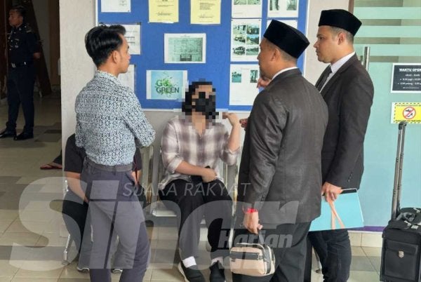 Lelaki berkenaan (dua dari kiri) ketika hadir ke Mahkamah Syariah pada Isnin.