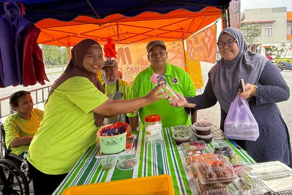 Azlina (tengah) bergambar bersama pelanggan bertuah yang menerima hadiah.
