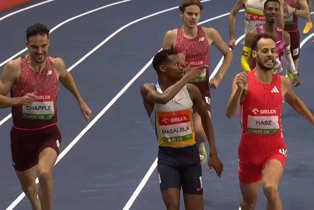 Kemenangan Tshepiso Masalela (tengah) dibatalkan gara-gara menunjukkan isyarat tangan menyerupai pistol dan dihalakan ke arah pelari Perancis, Azeddine Habz. Foto Agensi