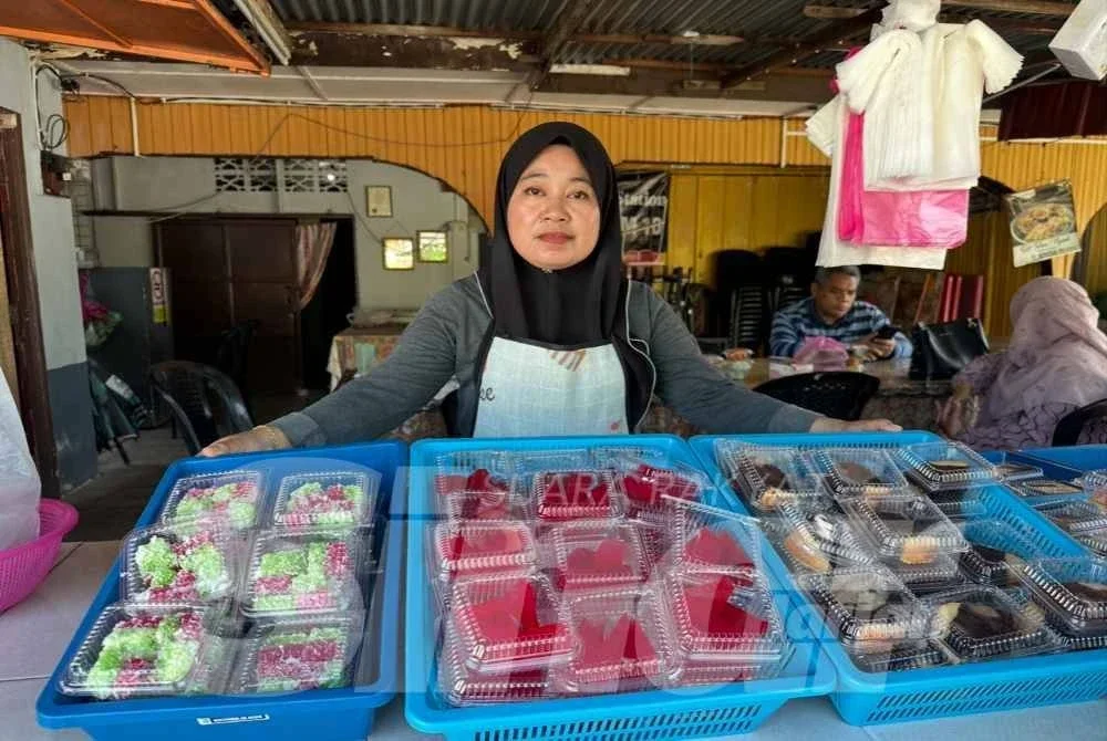 Ros Asmarizan menunjukkan kuih muih RM1 yang dijualnya. Foto:ADILA SHARINNI WAHID