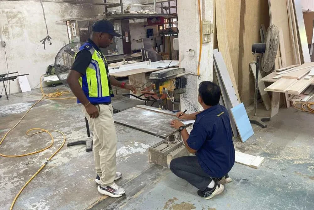 Penguat kuasa menjalankan pemeriksaan sebuah kilang perabot yang beroperasi tanpa lesen di kawasan IKS Meil di sini dalam Op Bersepadu Khazanah pada Isnin. Foto Briged Utara PGA