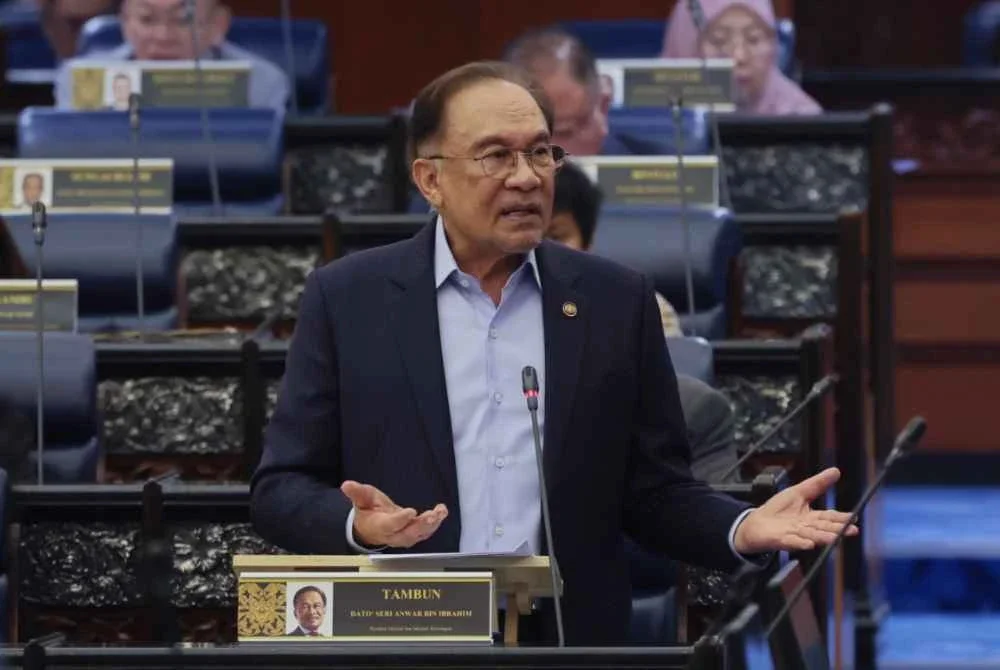 Anwar ketika sesi soal jawab pada Mesyuarat Pertama, Penggal Kelima Parlimen ke-15 Dewan Rakyat di Bangunan Parlimen pada Selasa. Foto Bernama